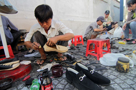 Tổng hợp một số địa chỉ bình dân sửa giày, dán đế giày ở HCM