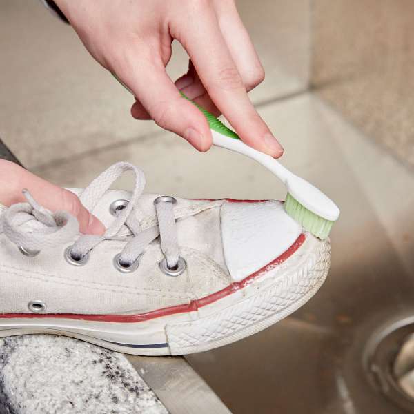 Cách giặt giày bằng kem đánh răng