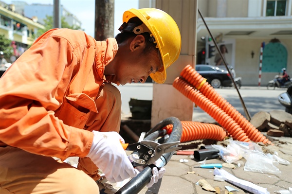Công nhân điện lực làm việc liên tục dưới nắng nóng